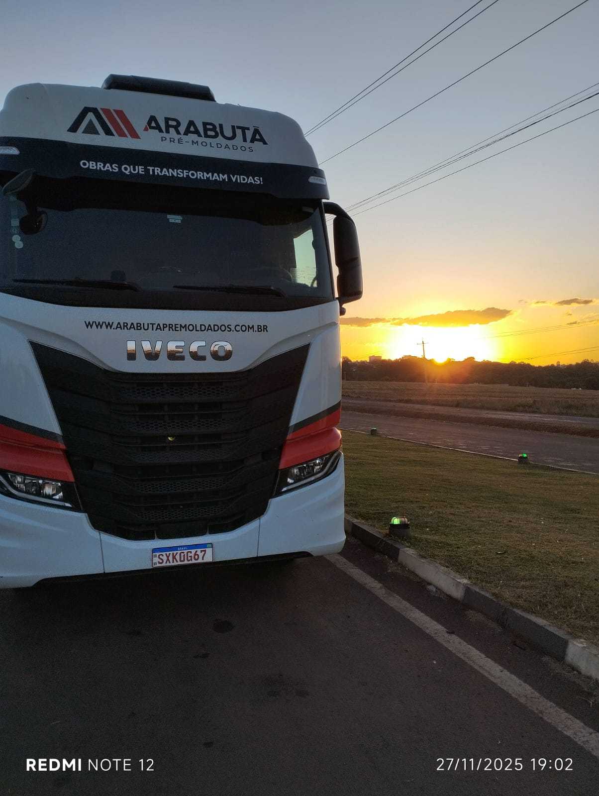 Carreta da Arabutã Pré-Moldados com a frase Obras que transformam vidas na cabine