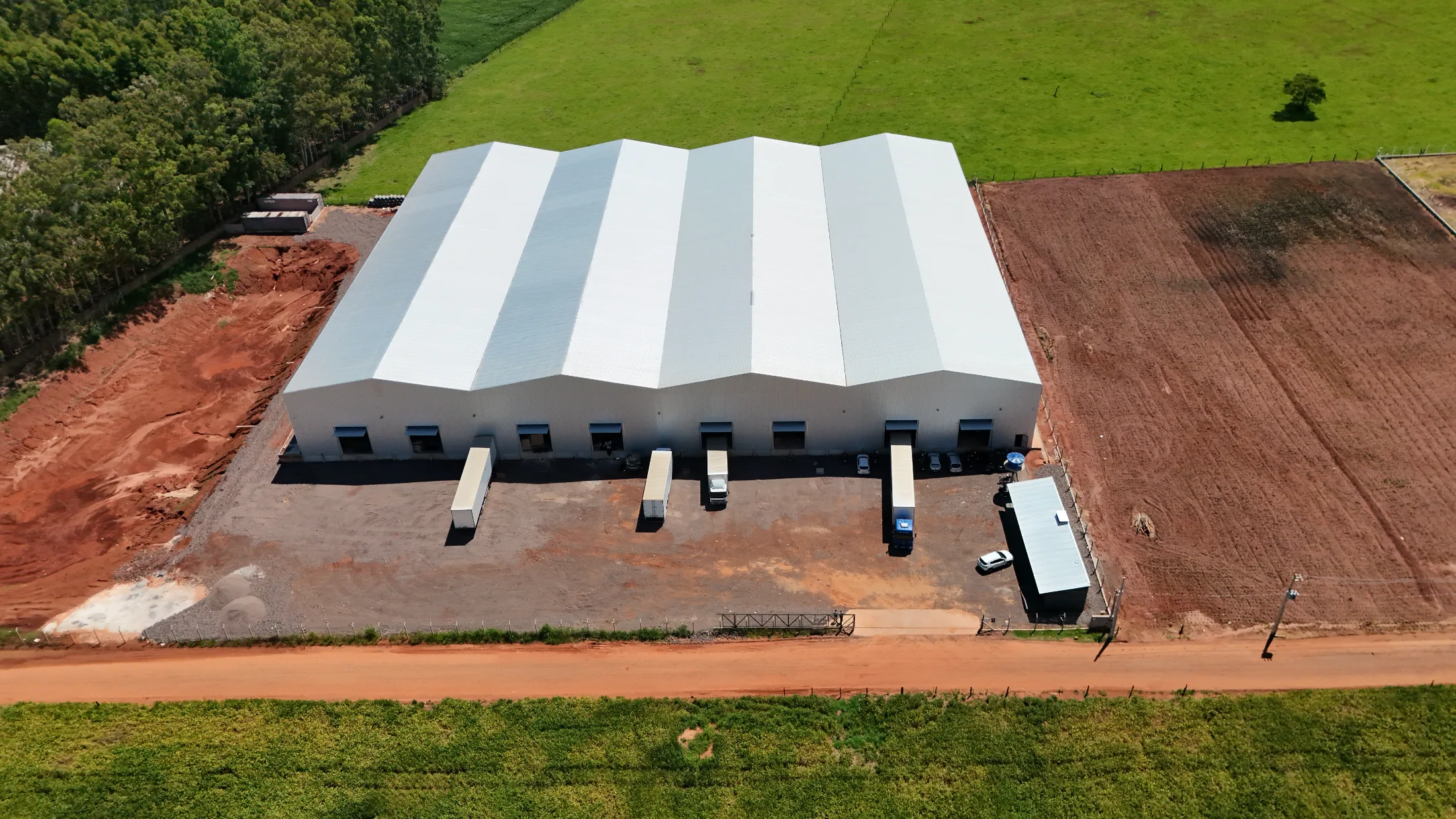 Galpão industrial com estrutura pré-moldada de concreto, grandes vãos livres e pé-direito elevado.