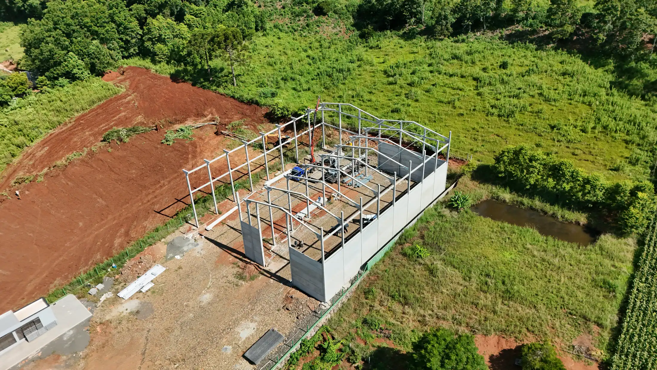 Galpão industrial em estrutura pré-moldada de concreto com grandes vãos livres