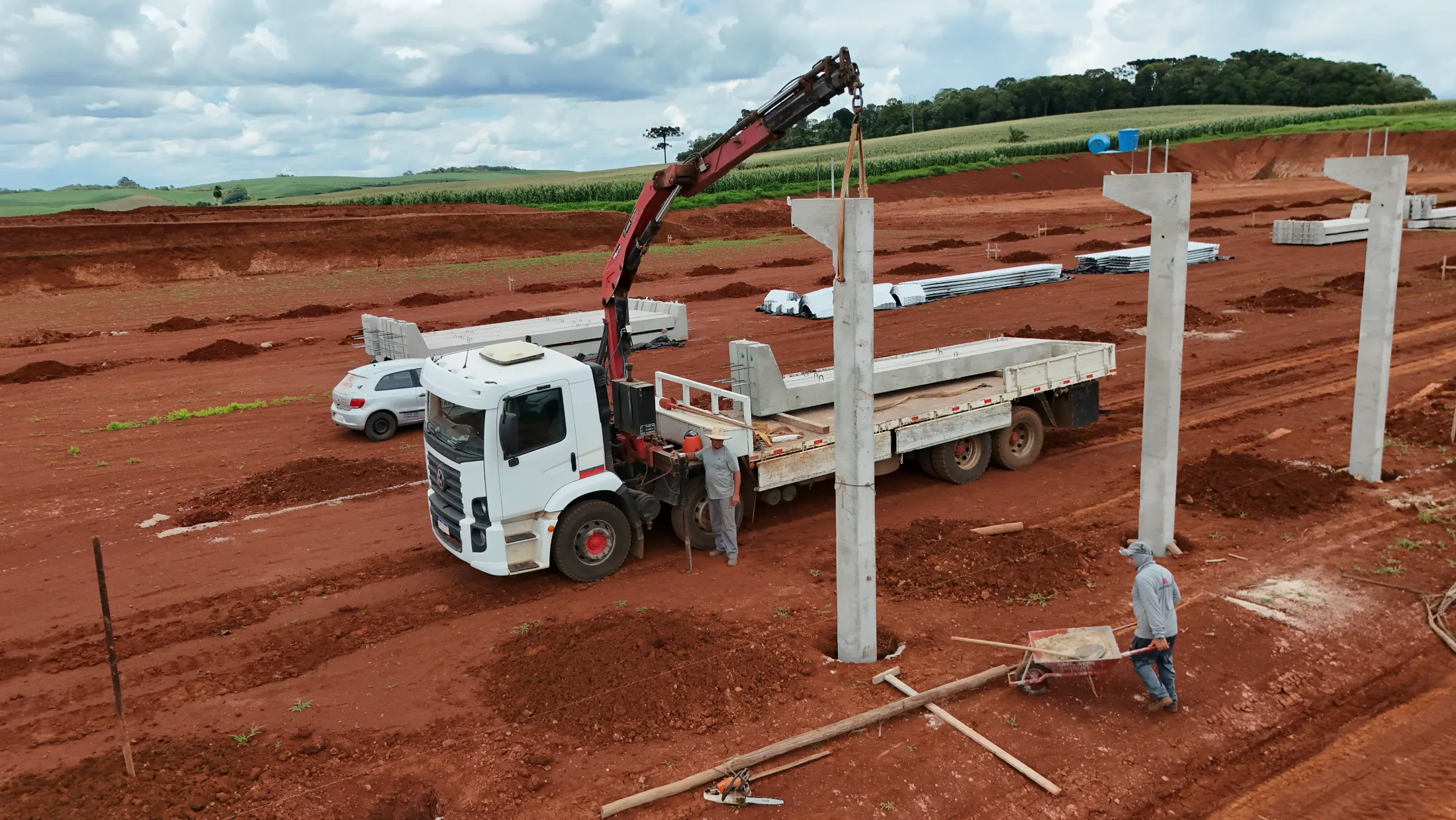 Montagem de pilares e vigas pré-moldadas