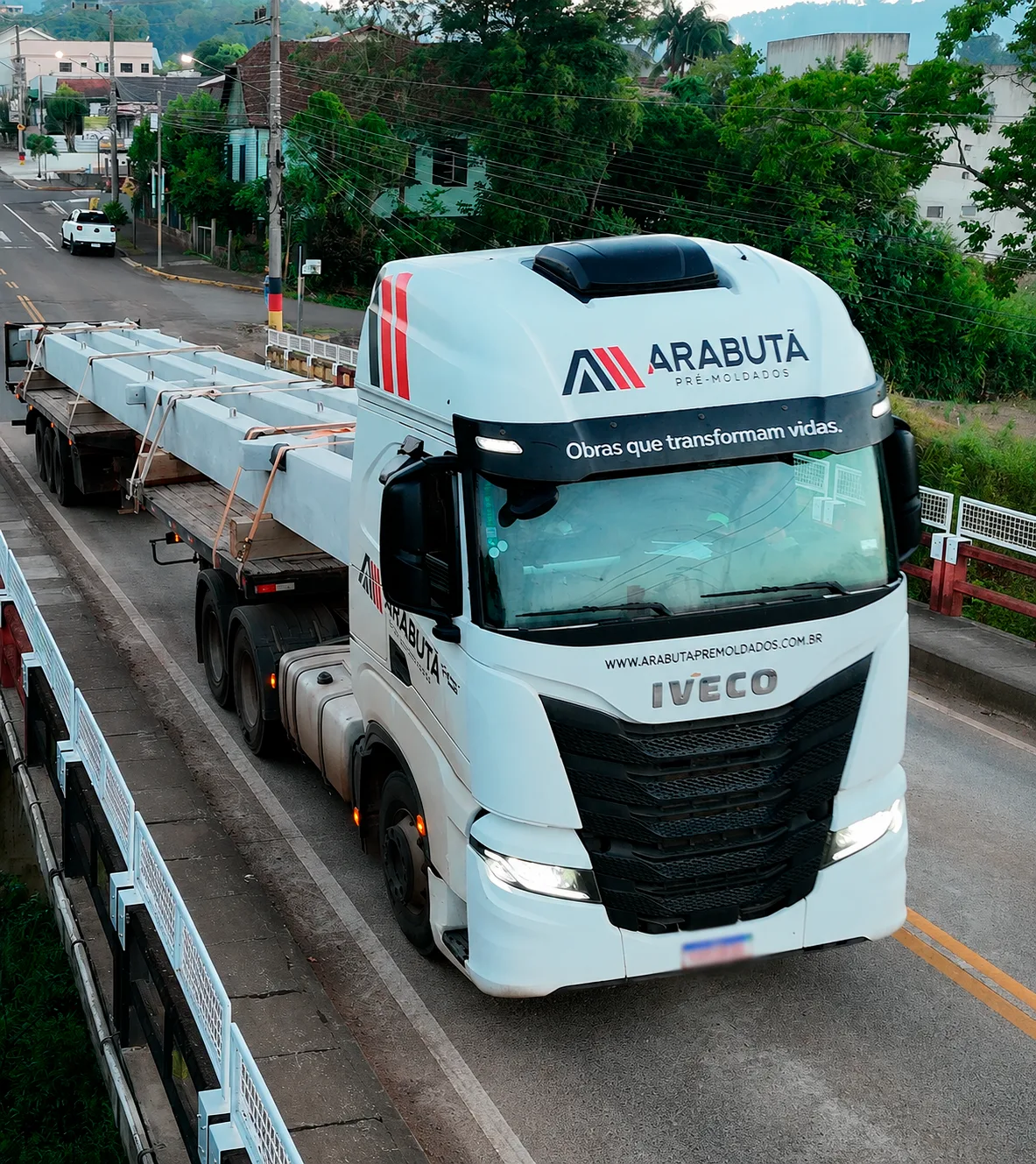 Carregamento de peças pré-moldadas para transporte